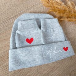 Bonnet et gants gris pour naissance, personnalisé avec le prénom de l'enfant un motif coeur