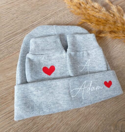 Bonnet et gants gris pour naissance, personnalisé avec le prénom de l'enfant un motif coeur