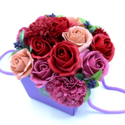 Bouquet de fleurs de savon, couleur rose, rouge, mauve, présenté dans une boite